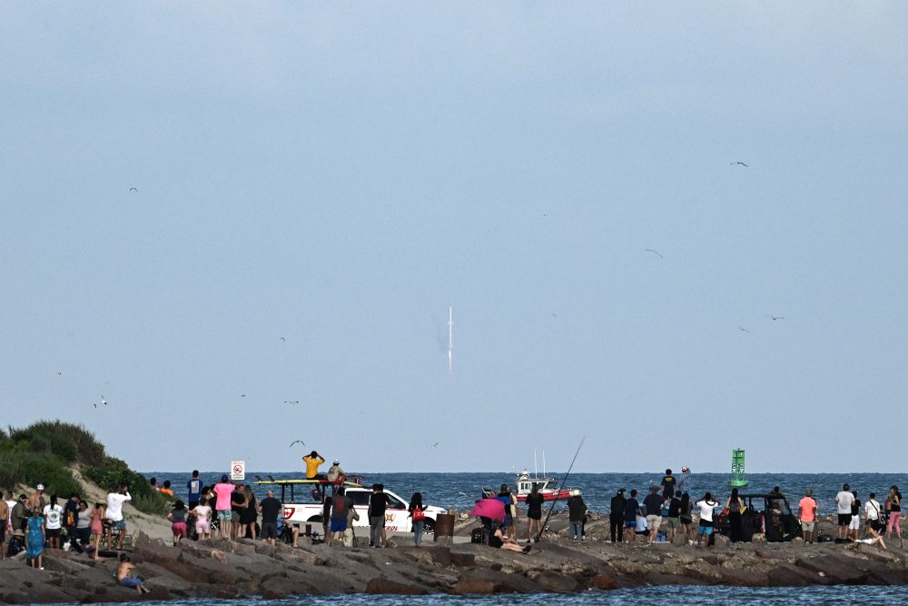 Menschen beobachten den Start der Riesen-Rakete "Starship"