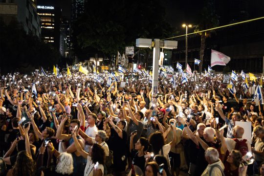 Menschenmenge bei der Demonstration in Tel Aviv