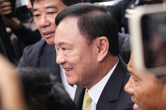 Der frühere thailändische Regierungschef Thaksin beim Verlassen des Gerichtsgebäudes