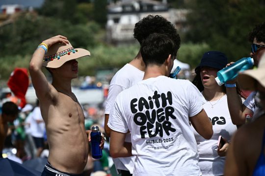 Jugendliche warten in Tor Vergata auf die Vigil mit dem Papst