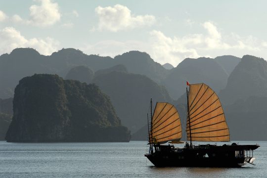 Touristen-Boote segeln an den Inseln der Halong-Bay in Vietnam vorbei