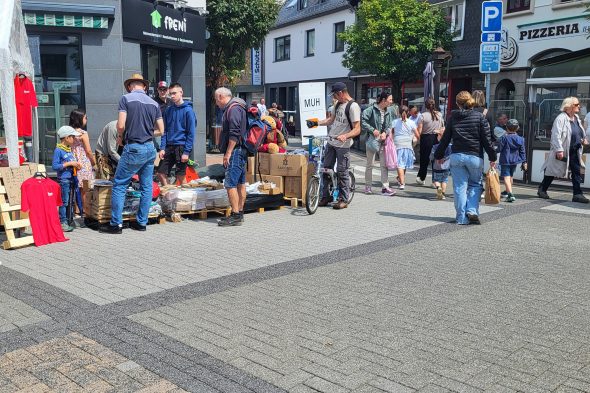 Besucher auf dem Sommer-Trödelmarkt in St. Vith