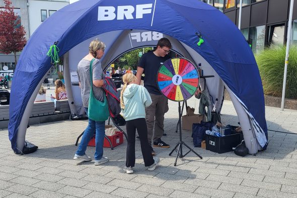 Besucher am BRF-Stand auf dem Sommer-Trödelmarkt in St. Vith