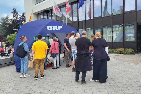 Besucher am BRF-Stand auf dem Sommer-Trödelmarkt in St. Vith