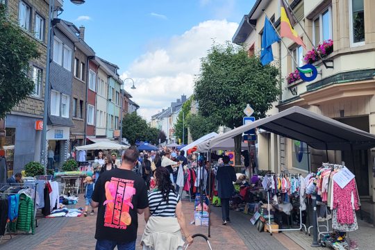 Besucher auf dem Sommer-Trödelmarkt in St. Vith