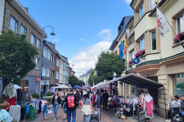Besucher auf dem Sommer-Trödelmarkt in St. Vith