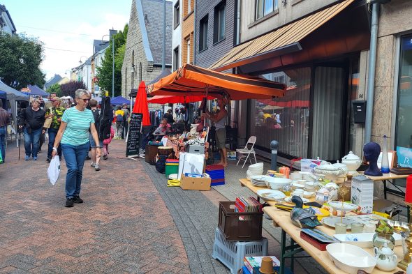 Stände auf dem Sommer-Trödelmarkt in St. Vith