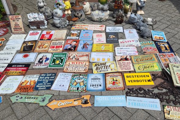 Stand mit Schildern auf dem Sommer-Trödelmarkt in St. Vith
