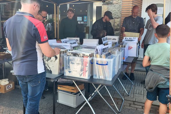 Schallplattenstand auf dem Sommer-Trödelmarkt in St. Vith