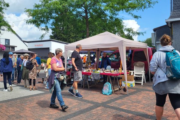 Stände auf dem Sommer-Trödelmarkt in St. Vith