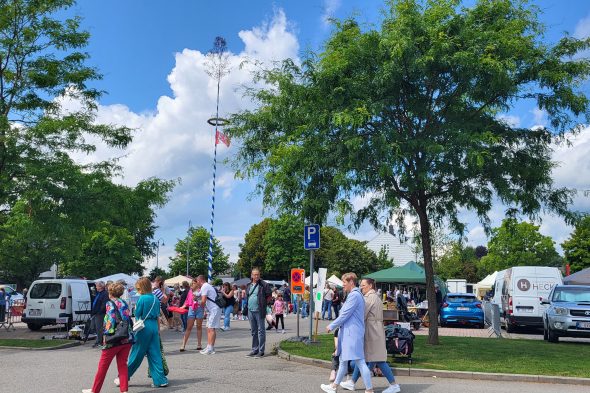 Besucher auf dem Sommer-Trödelmarkt in St. Vith