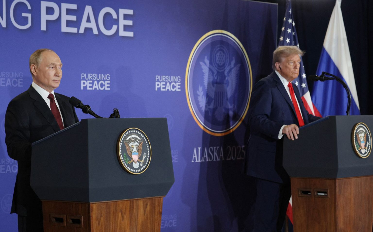 Trump und Putin auf der Pressekonferenz nach ihrem Gipfeltreffen am 15.8.2025