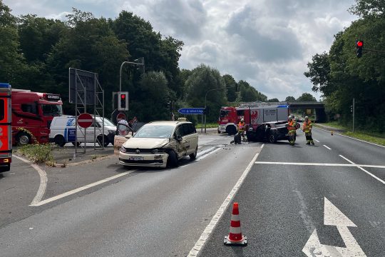 Die Unfallstelle mit den stark beschädigten Fahrzeugen, außerdem sind Feuerwehrleute vor Ort