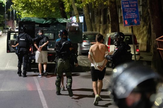Polizisten nehmen Demonstranten fest nach Protesten in Valjevo am Samstag