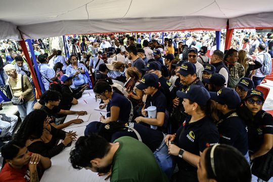 An den Eintragungsstellen in Caracas bildeten sich lange Schlangen