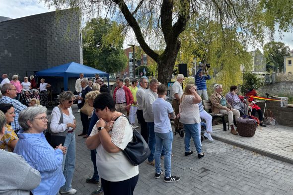 Holzfigur "Vöschtesch Drüttche" wieder in der Eupener Unterstadt