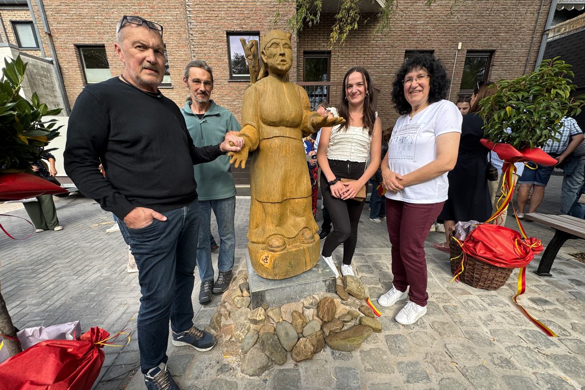 Holzfigur "Vöschtesch Drüttche" wieder in der Eupener Unterstadt