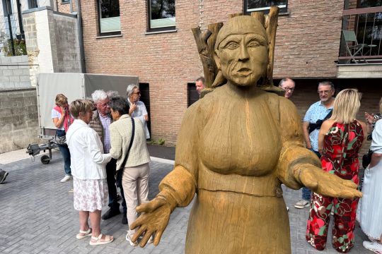 Holzfigur "Vöschtesch Drüttche" wieder in der Eupener Unterstadt