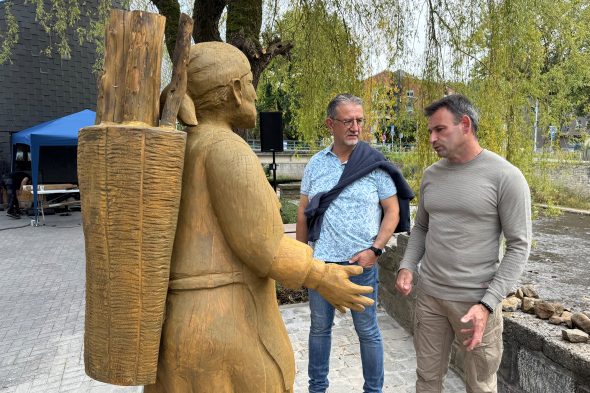 Holzfigur "Vöschtesch Drüttche" wieder in der Eupener Unterstadt
