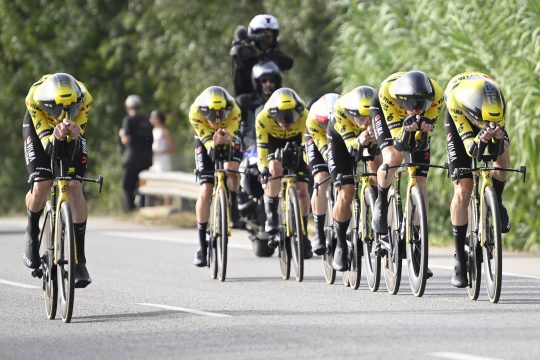 Team Visma-Lease a bike auf der fünften Vuelta-Etappe, dem Mannschaftszeitfahren