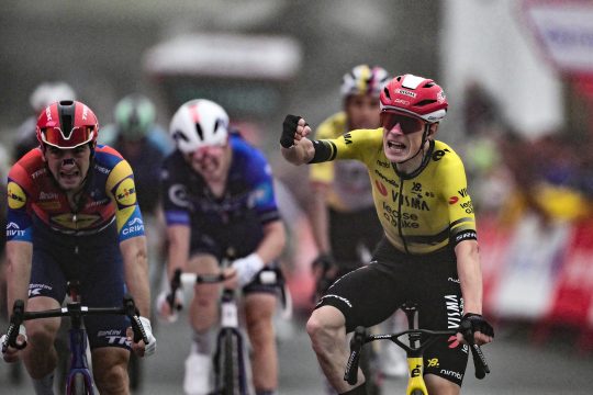 Jonas Vingegaard holt sich den Tagessieg und fährt ins Rote Trikot des Gesamtführenden