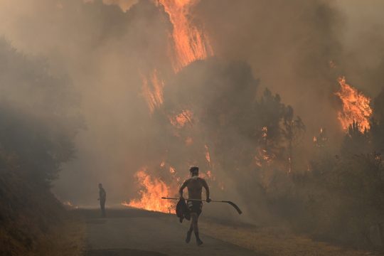 Waldbrand in der nordwestlichen spanischen Provinz Ourense am 13. August 2025