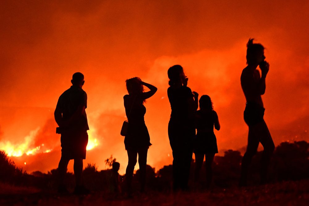 Anwohner beobachten das Feuer südlich von Athen