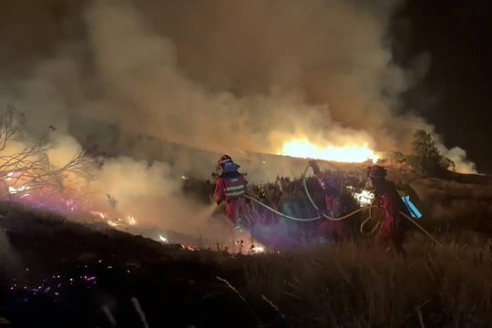 Mitglieder der spanischen Military Emergency Unit versuchen, die Bände zu löschen