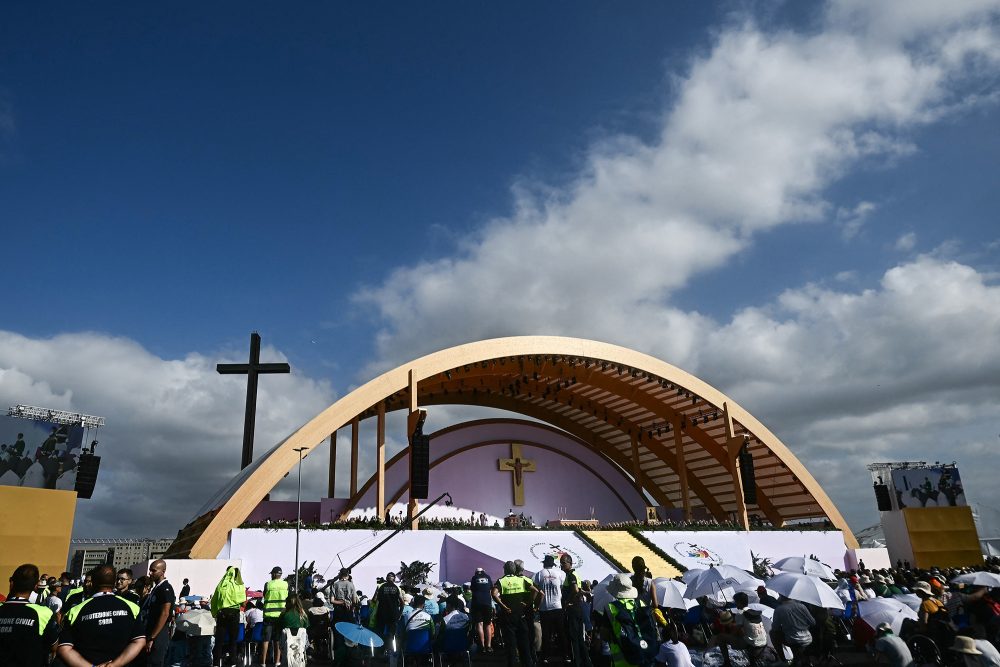Gläubige feiern die Messe im Stadtteil Tor Vergata in Rom