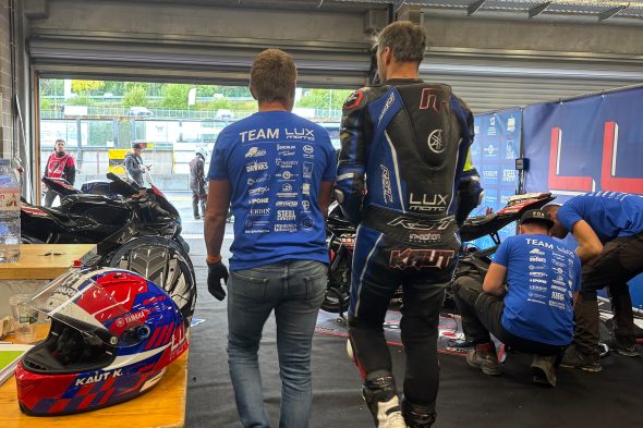 Kevin Kaut und Mechaniker in der Box von Lux Moto Racing