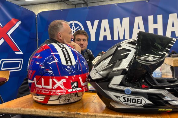 Stig Dupuis beim Sechs-Stunden-Motorradrennen in der Box von Lux Moto Racing