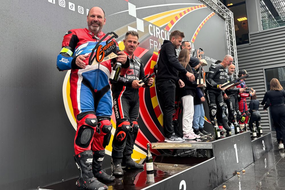 Marc Thoussaint und Benjamin Vanconingsloo auf dem Treppchen des Sechs-Stunden-Motorradrennens von Spa