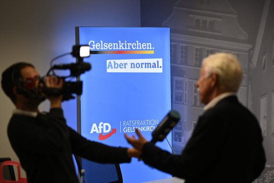 AfD-Kandidat Norbert Emmerich wird am Wahlabend interviewt