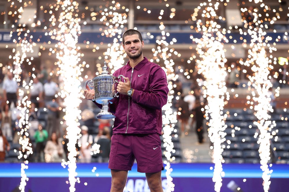Carlos Alcaraz mit der Trophäe