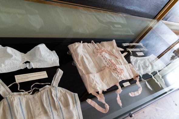 Theaterkleidung der Ausstellung im Couven-Museum Aachen