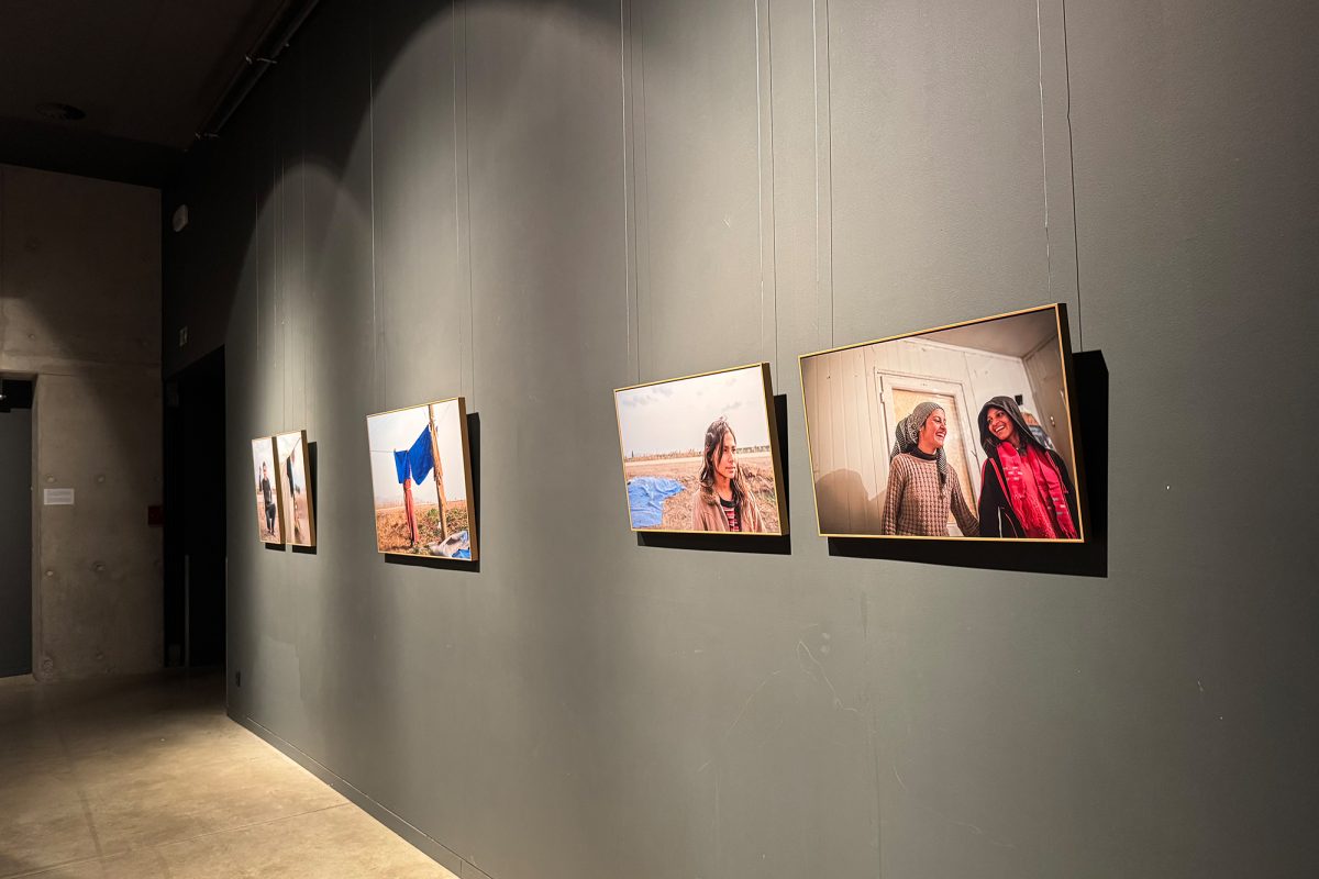 Bilder von Nathalie Bertrams hängen als Ausstellungsstücke an der Wand