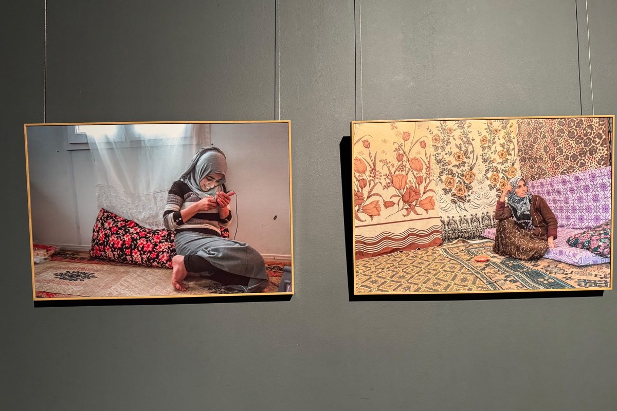 Bilder von Nathalie Bertrams hängen als Ausstellungsstücke an der Wand