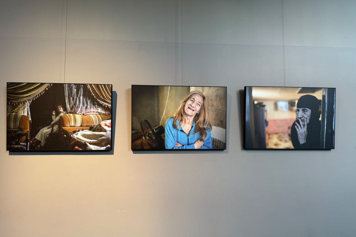 Bilder von Nathalie Bertrams hängen als Ausstellungsstücke an der Wand