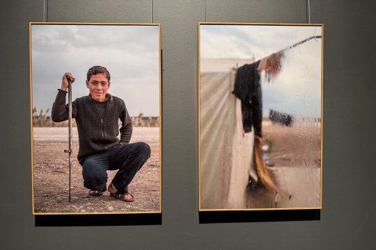 Bilder von Nathalie Bertrams hängen als Ausstellungsstücke an der Wand