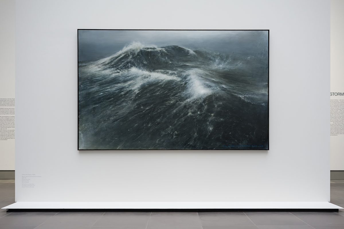 Gerahmtes Foto mit Wellen im Meer hängt an Wand