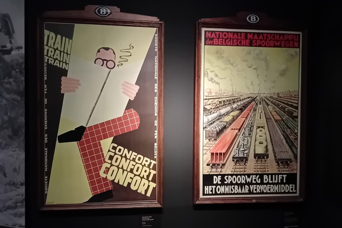 Zwei frühere Werbetafeln der SNCB