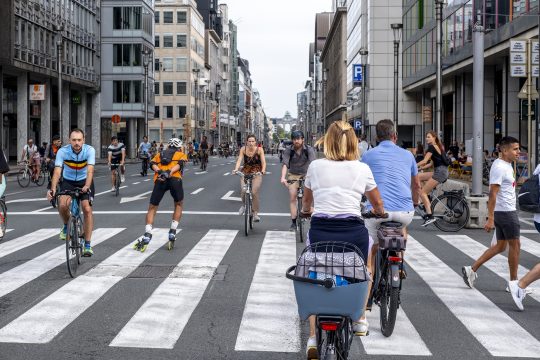 Fahrradfahrer und Inlineskater beim autofreien Sonntag 2023