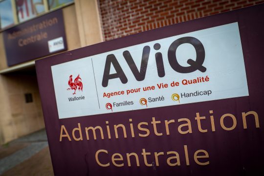 Eingangsschild mit dem Logo der Wallonischen Gesundheitsagentur Aviq