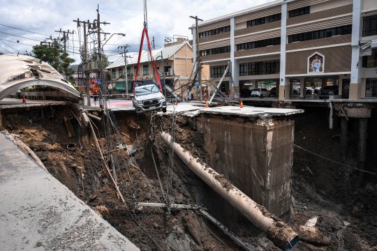Riesiger Krater in einer Straße in Bangkok
