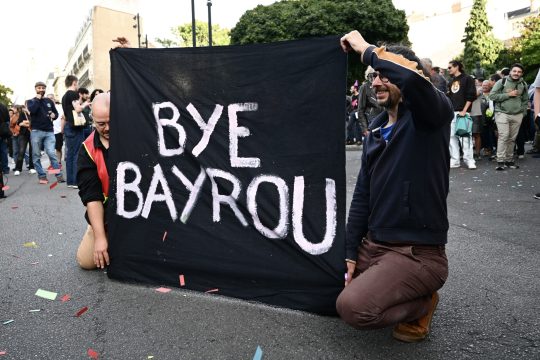 Kritiker feiern das Scheitern von Francois Bayrou (Bild: Sebastien Salom-Gomis/AFP)
