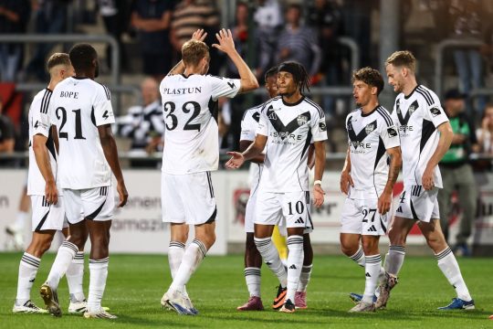 Nathan Bitumazala nimmt die Glückwünsche seiner Mannschaftskollegen entgegen