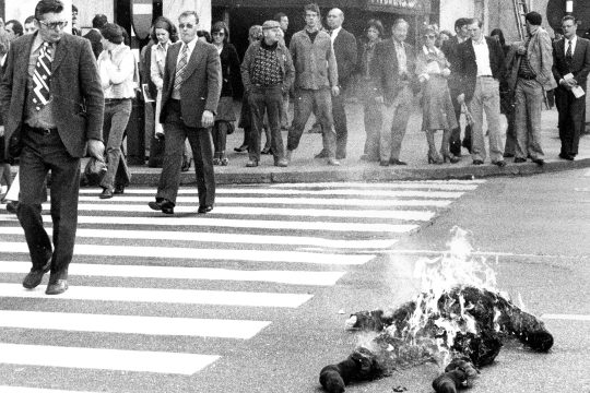 brennede Schaufensterpuppe vor der afrikanischen Botschaft in Brüssel