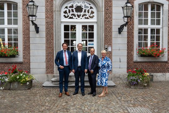Frans Weekers, Generalsekretär der Benelux-Union, Unterrichtsminister Jérôme Franssen, Michel-Etienne Tilemans, stellvertretender Generalsekretär der Benelux-Union, Patricia Creutz-Vilvoye, Leiterin der belgischen Delegation im Benelux-Parlament