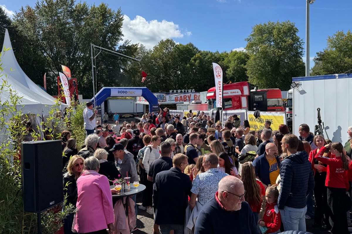 Menschenmenge auf dem Kelmiser Kul-Gelände