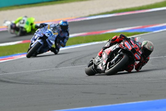 Marco Bezzecchi im Sprintrennen vor Alex Marquez